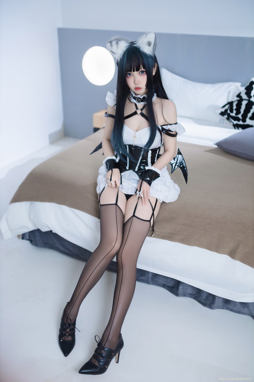 白丝美足唯美coser 洛桑w伊梓cosplay写真套图合集下载