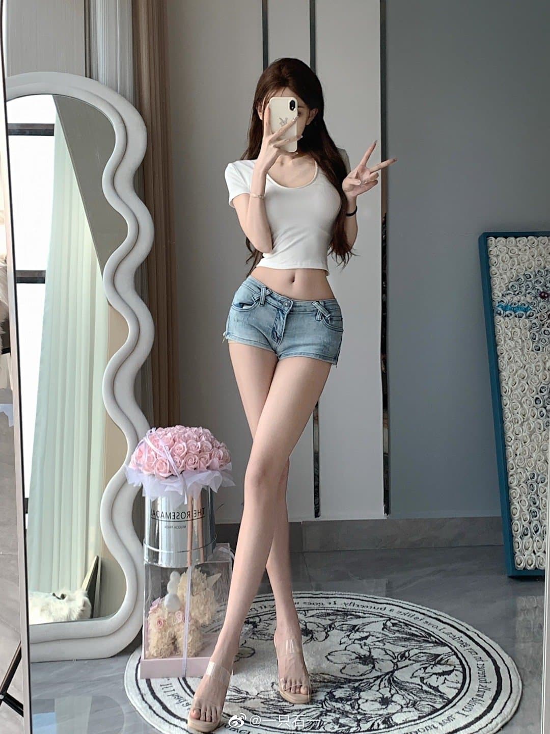 黑丝御姐 石一微密圈写真资源合集下载